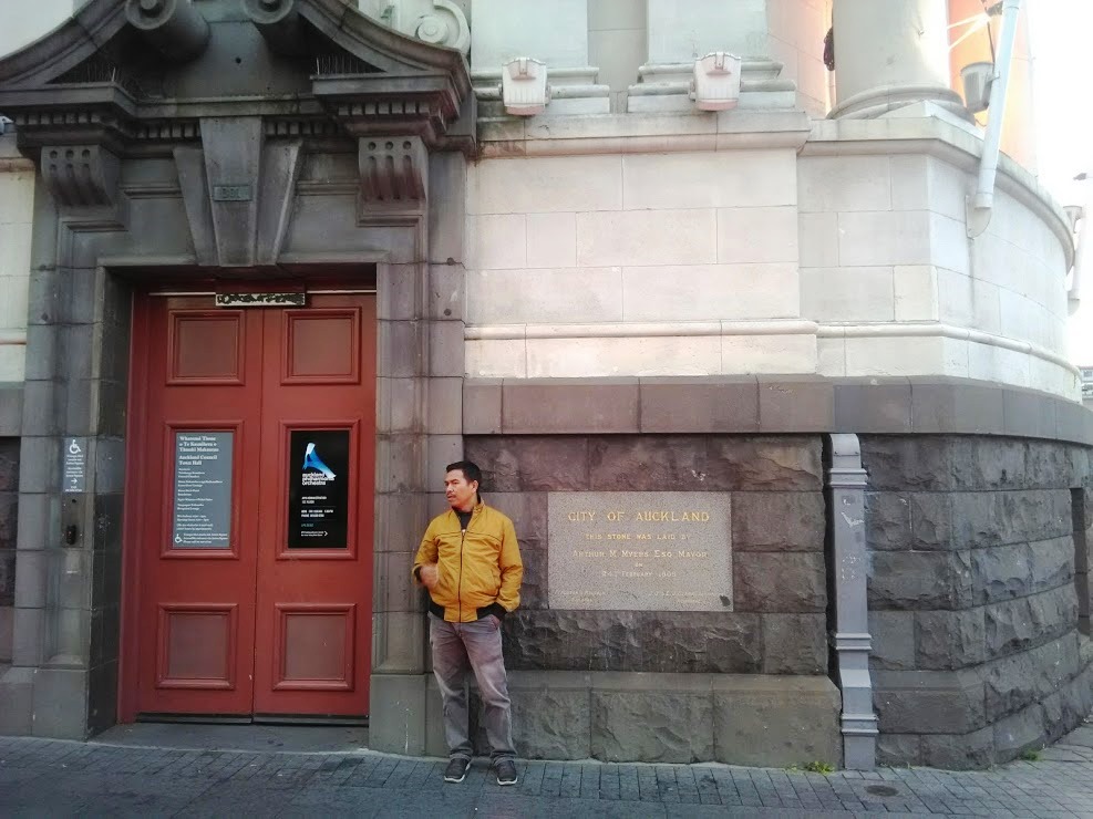 Seorang wisatawan sedang mengabadikan gambarnya di depan Auckland City Hall di Kota Auckland, Selandia Baru. Foto diambil pada Oktober 2018.